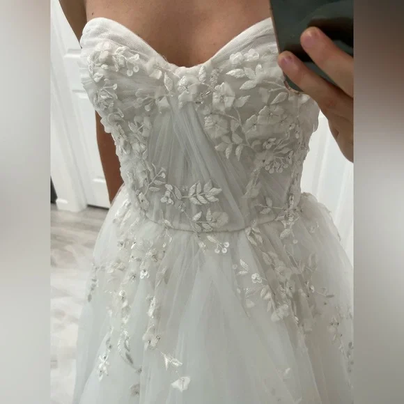 Monique Lhuillier Tivoli Wedding Dress - Picture 5 of 12